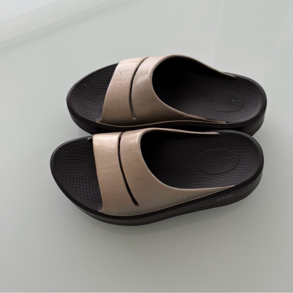 OOFOS Women's OOahh Luxe Slide Sandal Atlantis Iridescent Latte US 6 Eu 37 NEW - Picture 2 of 6